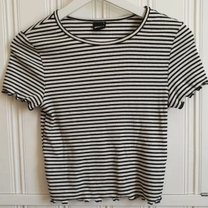  - Snygg t-shirt från Gina Tricot! Knappt använd. 50kr+frakt