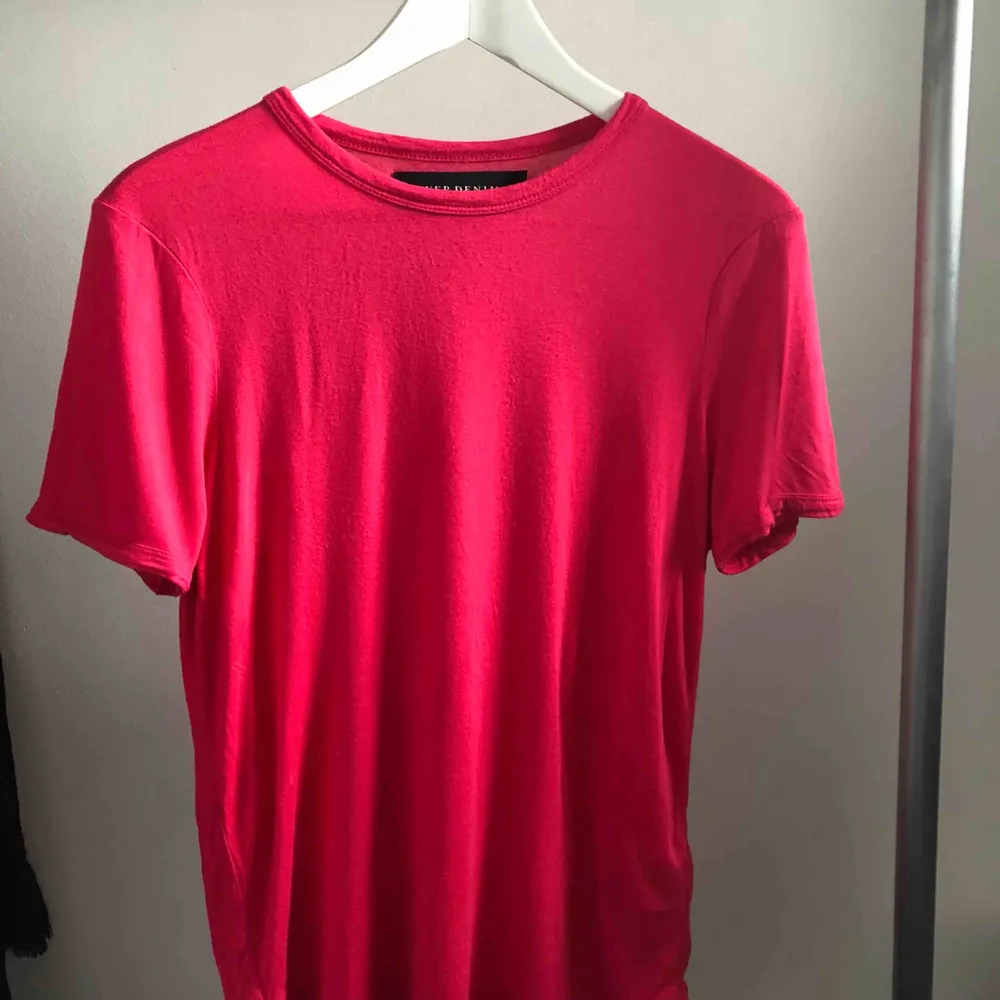 T-shirt i härlig rosa färg från bikbok. Passar storlek S-M.. T-shirts.