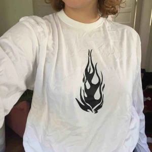  - Vit longsleeve med snyggt tryck fram och bak. 