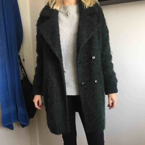  - En mossgrön supermysig kappa köpt på Topshop för över tusenlappen. Är i storlek 34 men skulle säga att den absolut passar 36 också! Använd ett fåtal gånger så i bra skick! Frakt ingår såklart i priset 💌