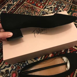  - Flattered skor "Elina". Pris på hemsidan: 1795 kr. Otroligt högkvalitativa skor av mocka som använts 3 gånger. Väldigt sköna och snygga! 