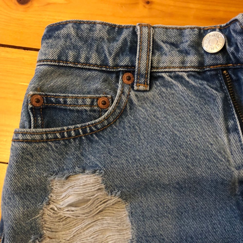 Säljer as snygga jeansshorts från monki. Jätte snygga men kommer tyvärr inte till användning längre, använd några gånger med fortfarande bra skick! . Shorts.