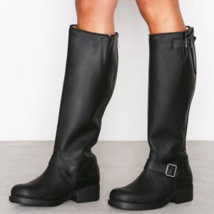  - Johnny Bulls som jag fått i present, men tyvärr inte används så säljs till ett bättre hem 😉 svarta, storlek 37 (men passar mig som ligger mellan 37/38). ☀️ köparen står för frakt