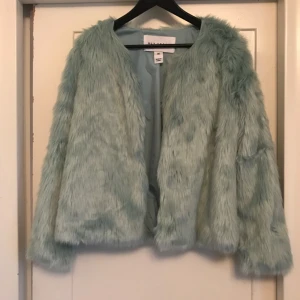  - Mintgrön/blå pälsjacka, lite oversizemodell. Helt ny.  *Frakt ingår i priset👍🏼*