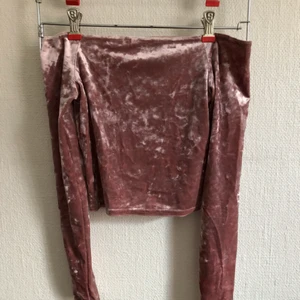  - Off the shoulder topp i puderrosa sammet. Använd 2 ggr