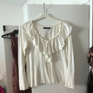  - Ralph lauren tröja med volang, fint skick men använd.