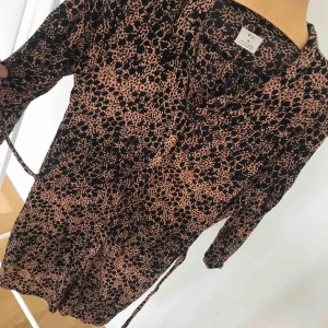  - Mönstrad skjortklänning från Urban Outfitters! Skön i materialet 🌟 dolda fickor i sidorna och knytband i midjan 