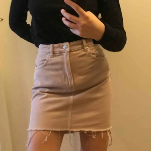  - Gammalrosafärgad jeanskjol ifrån h&m. Storlek 36. 20kr. Ingen retur. Frakt 50kr.