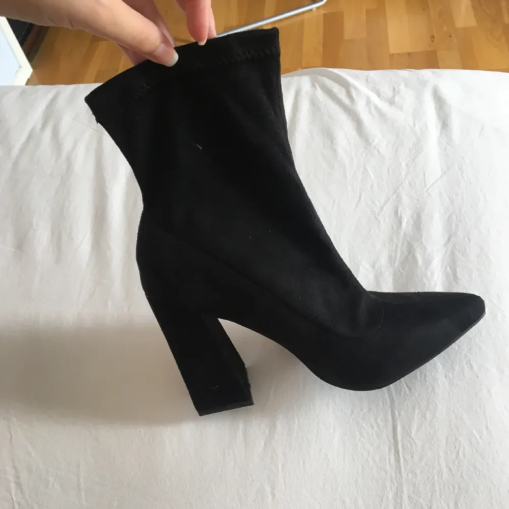 *HELT OANVÄNDA* sock boots. Säljer pga för höga för mig. 10 cm klack med spetsig tå i svart mockaimitation. Lådan finns kvar om man vill ha den också! . Skor.