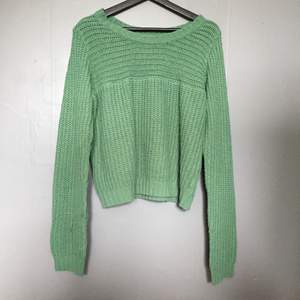 Stickad grön tröja från Only. Jag har den i storlek L för att jag ville ha den oversize, men den känns som storlek M på. Säljer den för att jag inte använder den🌻köparen betalar frakten