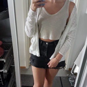  - Oanvänd vit kofta från hollister. Den har två fickor på framsidan. Koftan har sprund i sidorna :)