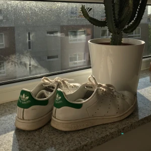  - Hej! Jag säljer ett bar stan Smith adidas skor pågrund av för liten storlek. Skorna är väl använda men funkar absolut och är fina i skick. Frakt kan diskuteras.