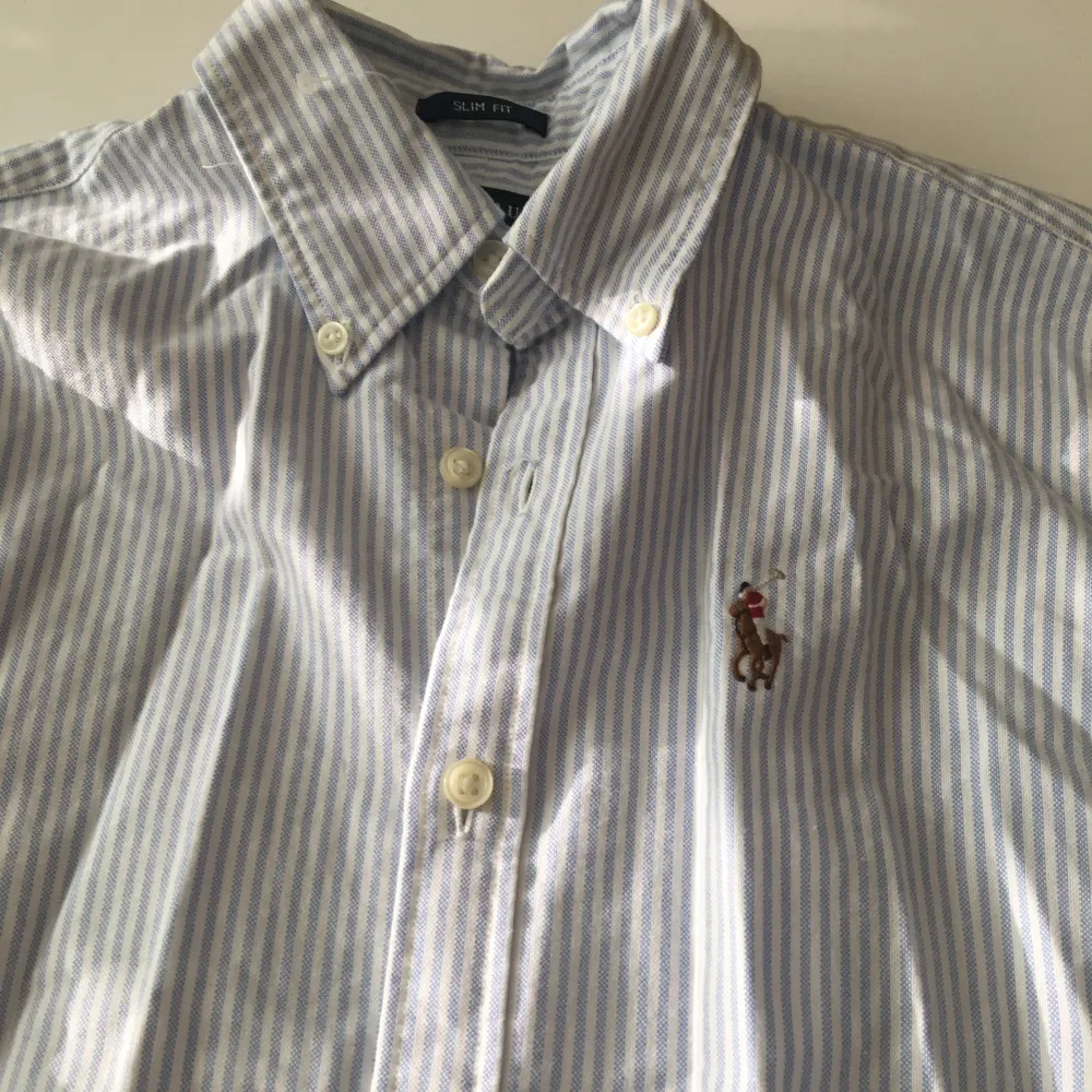 Skjorta från Ralph Lauren, slim fit storlek 0. Kan postas, köparen betalar frakten, eller mötas upp i Kungsbacka. . Skjortor.