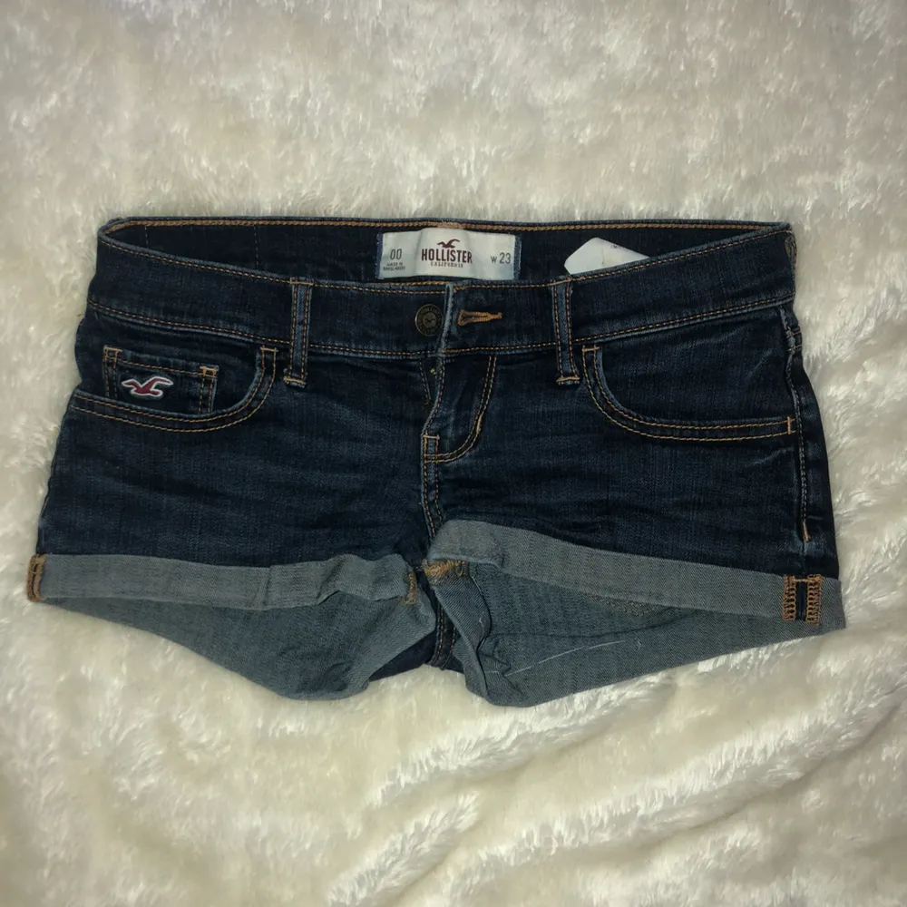 Ett par shorts från hollister. Använt ett få tal gånger och är som nya. Dem är hela överallt och har inga slitningar. Säljer dem pga att dem blivit försmå men har varit favorit paret. Shorts.