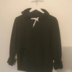  - FÅ FYRA VALFRIA PLAGG FÖR 200 kr!! Bara intresserad av ett plagg, PMa!   Mörkgrön oanvänd collegetröja från hm!!