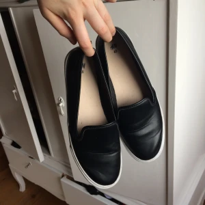  - Ballerinaskor i fakeskinn från H&M, använda 2 ggr, annars som nya! Köparen står för frakt.