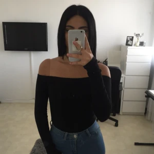  - Oanvänd off the shoulder tröja i storlek S, men passar även bra på XS! Köpt från fashion nova! 