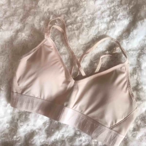 Sportbh från H&M - Helt oanvänd sportbh i ljusrosa 💞