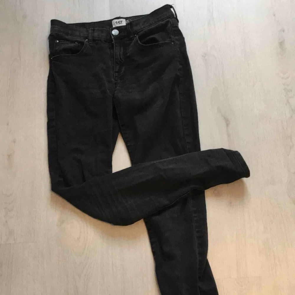 Säljer mina svarta jeans använda men i väldigt fint skick hela och inget fel på högmidjade svarta skinny jeans . Jeans & Byxor.