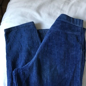  - Marinblåa manchesterbyxor, skitsnygga! Tyvärr försmå för mig, PM för mer info💙 Köparen står för frakten