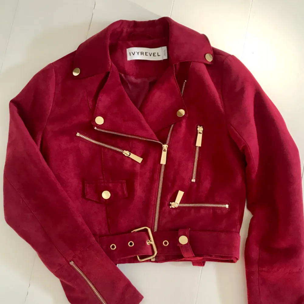 ”Rebel jacket Burgundy” med gulddetaljer från ivyrevel. Aldrig använd pga för liten storlek (34). Originalpris 799kr.   Skickas via post, fraktkostnad inkluderad. . Jackor.