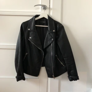  - Passar XS-M. Supersnygg! Mjuk och följsam, inte figursydd utan snarare lite oversized. Ej riktigt skinn! 