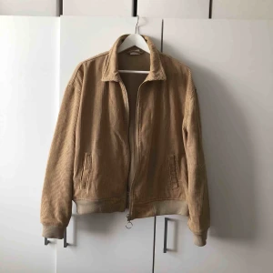  - Skitsnygg manchesterjacka från Urban Outfitters. Knappt använd så i bra skick. Svinbra höstjacka. 