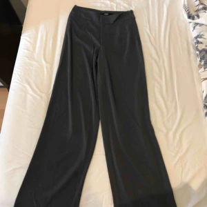  - Gråa utsvängda ”partybyxor” från BikBok. Helt nya, endast tagit bort prislappen. 80kr + köparen står för frakten.