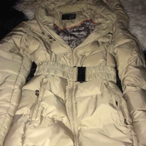  - Använd Hollies jacka men i bra & fint skick. Stl 32/XXS Finns i Norrköping-Smedby & kan frakta både vanligt & spårbart (köparen står givetvis för fraktkostnaden).