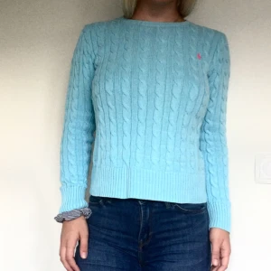  - Kabelstickad tröja från Ralph Lauren (äkta! Köpt i butik på NK i sthlm). Färgen är ljusblå och är i nyskick! Storlek: XL (16)- motsvarar strl XS, o passar mig i S! Kontakta om ev frågor eller om ni vill ha mer bilder! Köparen står för frakten🌸