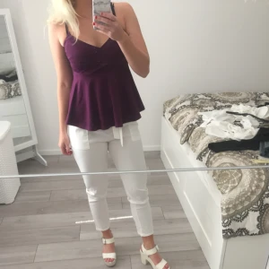  - Säljer nu ett par snygga krämvita byxor! Aldrig använda🌸 Köparen står för frakten. 