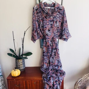  - En helt ljuvlig maxiklänning från H&M:s finare kollektion. Underbart djurmönster i det tunnaste och silkiga materialet som kan bäras. Justerbar i midjan. Köparen betalar frakt (45kr) eller möter upp i centrala Gbg! Priset ej förhandlingsbart!