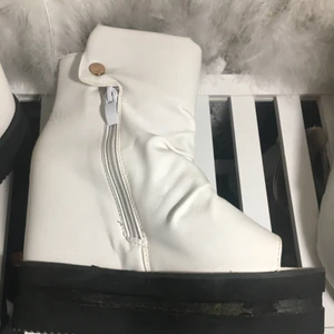  - HELT oanvända, unika, skor!!! Japansk influerade skor med gömd kilklack🖤 Vita m svart sula. Ca 11cm klack och +4cm platå. Riktigt mjuka och sköna att gå i inte tunga!! Möts i Stockholm 🧚‍♂️🧚‍♂️🧚‍♂️