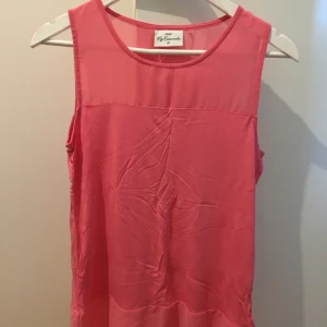  - Elegant sommar linne från England. Passar till jobbet som utekvällar. Köpt för 250kr