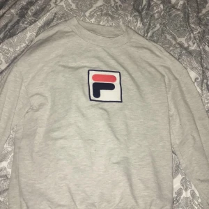  - Alldeles ny tröja från Fila som jag säljer pga att det inte var min stil. Storleken är S men passar även XS om man vill ha lite oversize vilket jag tycker är snyggt.