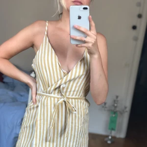  - Hur fin? Gul/beige väldigt(!) kort klänning från zaful. Helt fantastisk, men jag får inte riktigt plats så du som köper eller ska bära den får gärna vara kortare än 1.68 om du inte vill visa gumpen. 