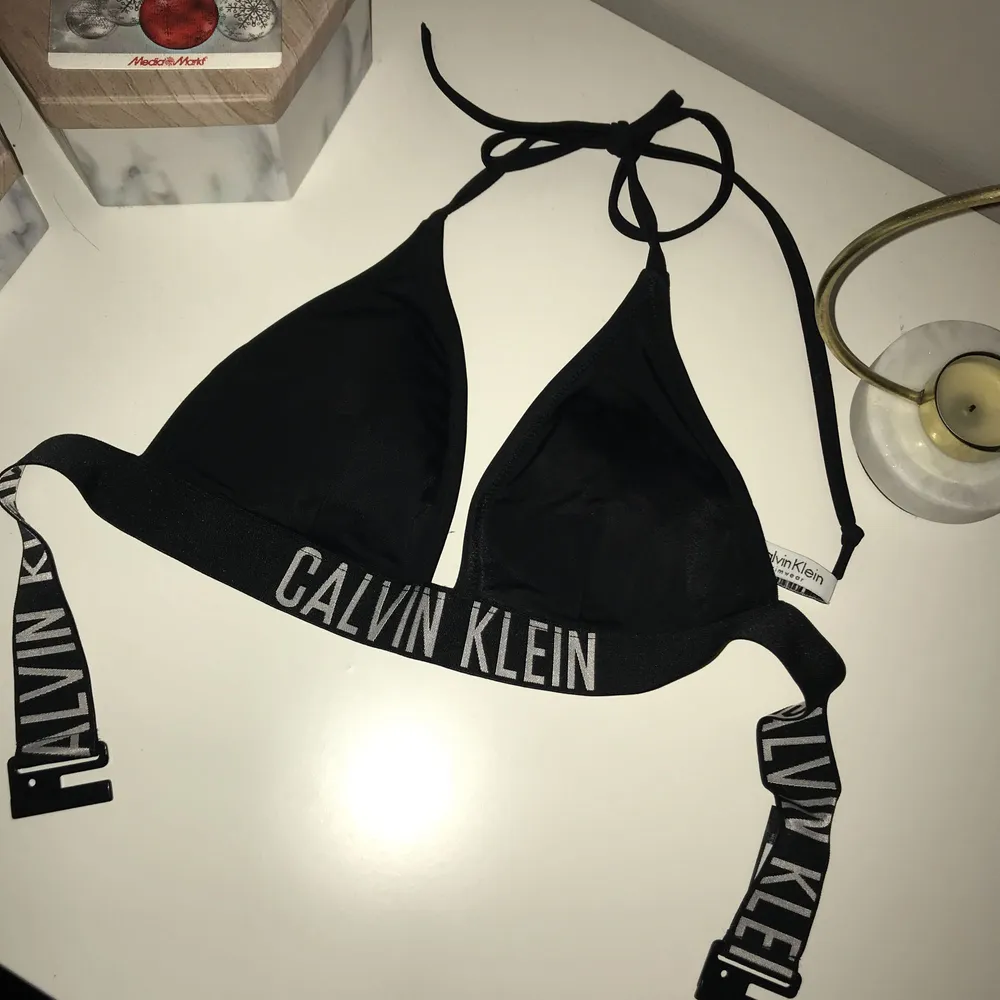 Calvin Klein bikini överdel i storlek S, nypris 450kr säljer den för 250 pga att det inte har använts :). Övrigt.