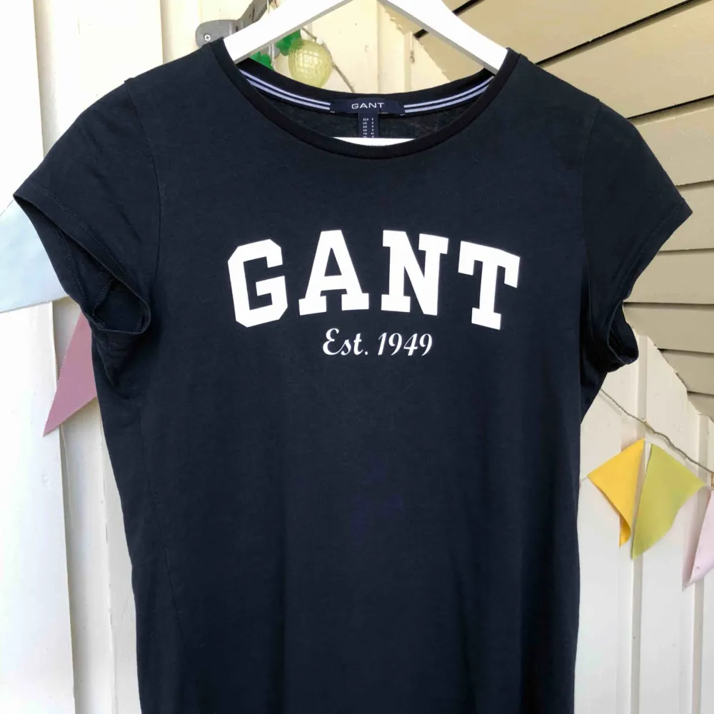 Marinblå Gant t-shirt, bara provad . T-shirts.