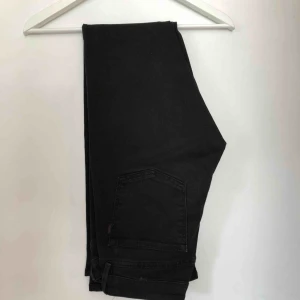  - Svarta bootcut jeans från Crocker.