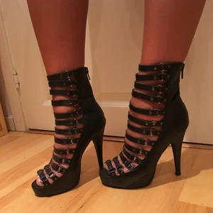  - Helt oanvända klackskor, klackhöjd 12 cm. Mötes i Farsta eller så står köparen för frakten.