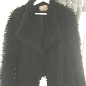  - Svart fuskpäls från veromoda. Storlek M men passar även S. Kan gå något lägre i pris vid snabb affär