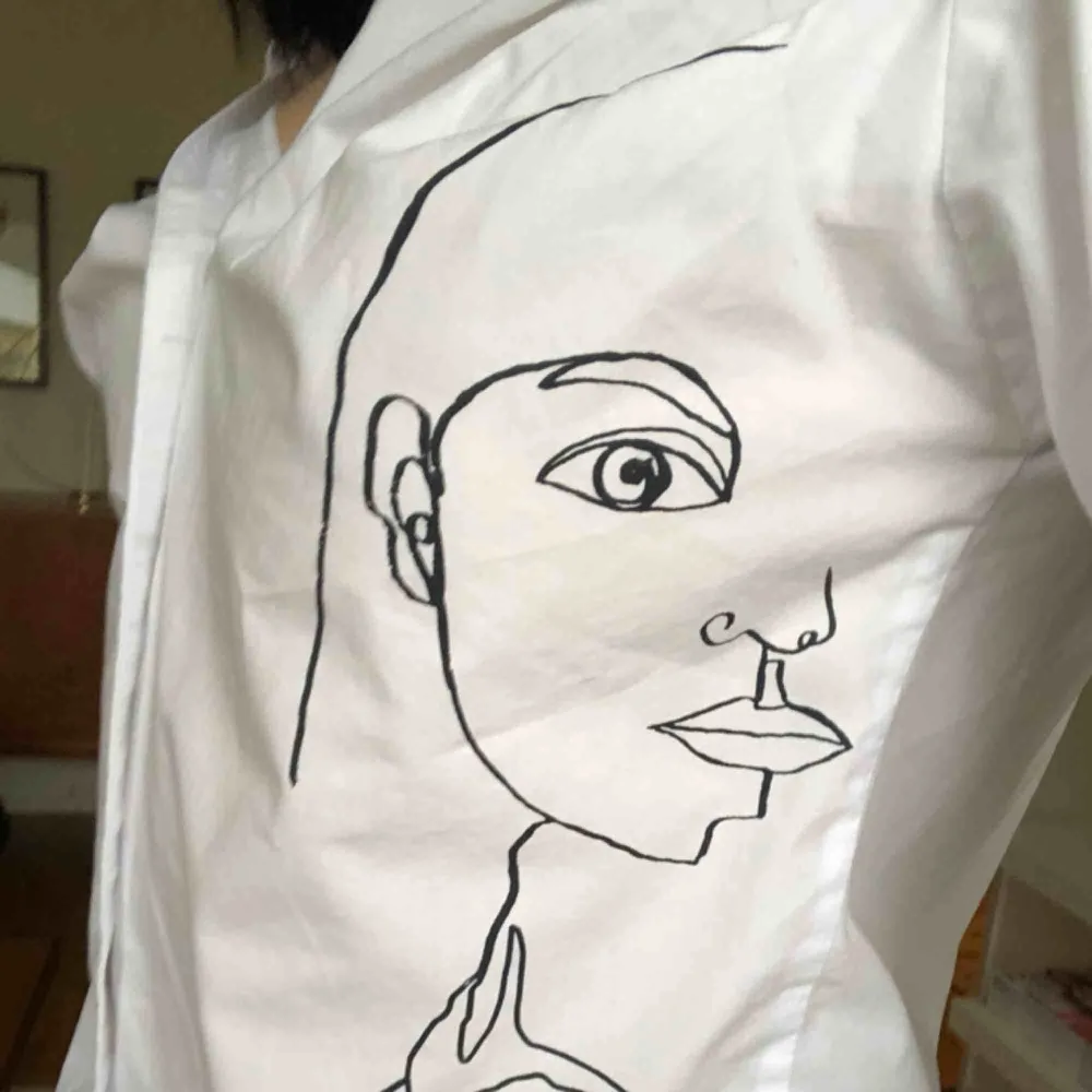 Sjukt cool och fin vit skjorta med detalj!!!!! Sitter jättefint på då den är lite off-shoulder!!!!  Köparen står för frakten, ca 58 kr😊 bara provad!!! . Toppar.