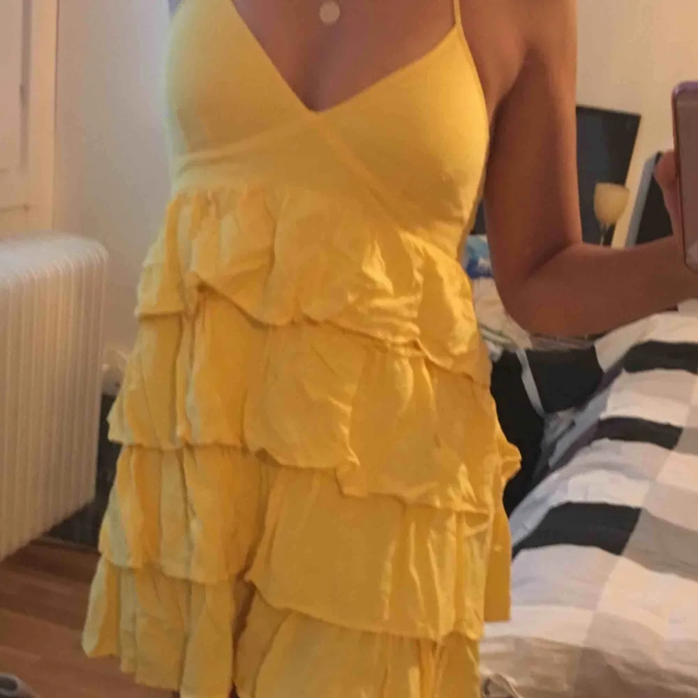 A beautiful yellow dress, was bought last summer and used two times. Size is 38, price is 100 without shipping 👗 . Klänningar.