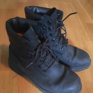  - Svarta timberland-kängor. Måttligt använda och i mycket bra skick. Har två pyttesmå skåror i skinnet på vänstra skon men absolut inget man ser eller tänker på.  Kan mötas upp i Stockholm, annars tillkommer frakt 🌸
