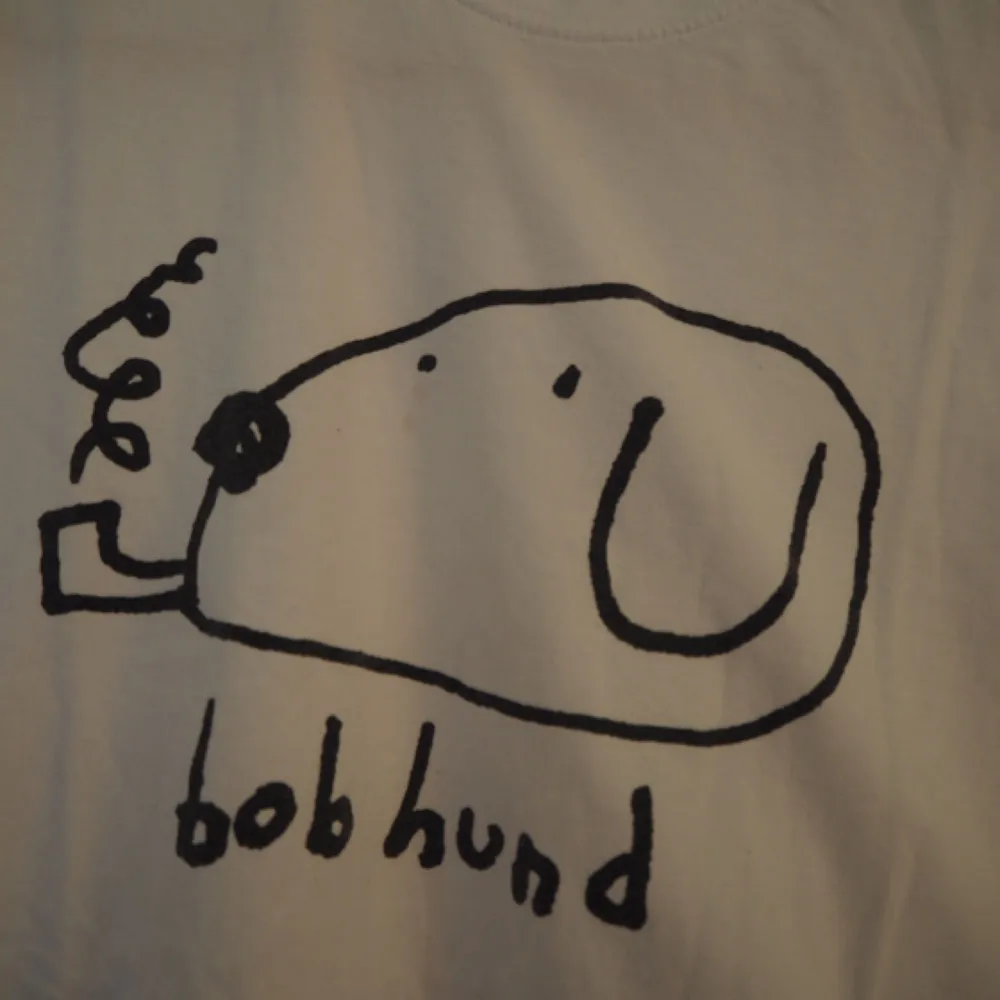 Merch konsert-T-shirt Bob Hund GrönaLund💛 Hyfsat oanvänd. Pytteliten fläck på Loggan, men inget som stör. . T-shirts.