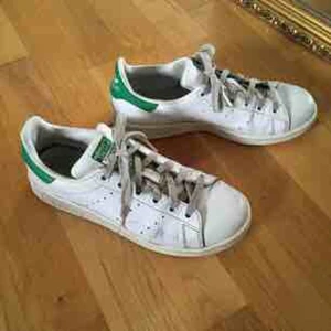  - Flitigt använda Adidas Stan Smith. Mest snörena som är smutsiga annars okej skick. Säljer för de har blivit för små. Frakt tillkommer. 