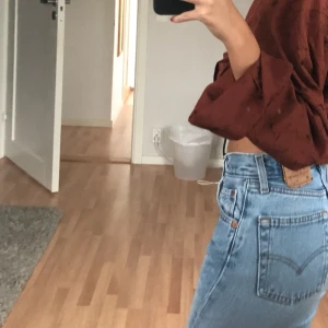  - Skitsnygga vintage levis, köpt second hand!! passar någon som har 24-26 beroendes på hur man vill att dom ska sitta🍇