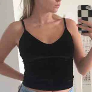  - Svart linne i sammet från brandy Melville, stretchigt material i strl one size. Mycket bra skick. Kan skicka mer bilder och mått efter förfrågan!