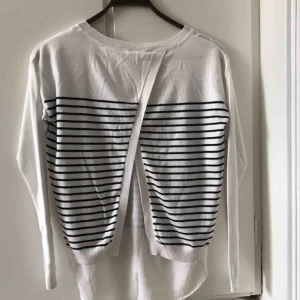  - Randig tröja/blus från Esprit i storlek small med öppen rygg.