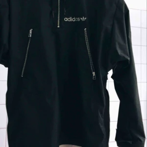  - Adidas regnjacka. Köpt i Amsterdam i en Adidas butik för 1599kr, använd 2-3 gånger